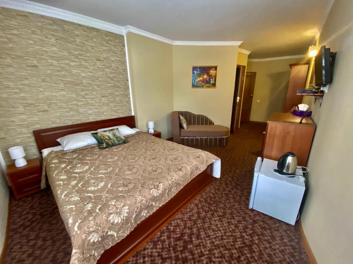 Hotel Three Korony Skhidnytsia Esterno foto